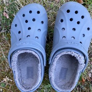 Grey fuzzy/lined crocs J2. VGUC